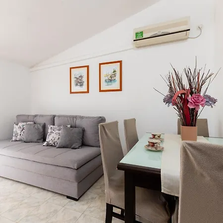 Διαμέρισμα With Parking Space Mavarstica, Ciovo - 17821 *